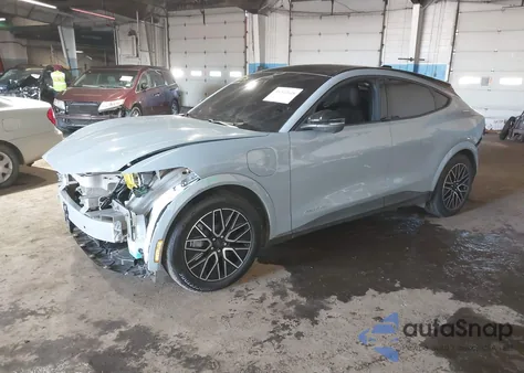 2025 Ford Mustang Mach-E Premium z USA, uszkodzony, nr VIN 3FMTK3S5XSMA38266